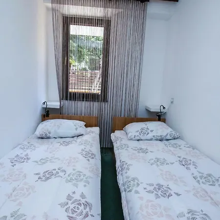 Rona Gradina - In The Green Apartamento